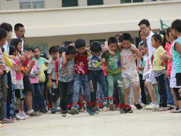 7��28�գ��V�|�̌W(xu��)Ժ��С�ٟ���ɽ�^(q��)���W(xu��)����֧���(du��)������С�W(xu��)�e�k���\(y��n)�ӕ����mȻ���ز�δ�޽������������(du��)�T��Ŭ���ͺ��ӂ���ƴ�������\(y��n)�ӕ��A�M�Y(ji��)�����D�麢�ӂ��ڱ�ِ�ЈF(tu��n)�Y(ji��)�f(xi��)�����������Ρ�