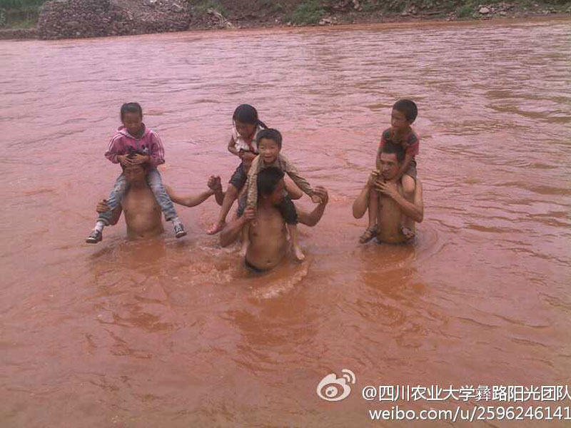 7��17�գ��Ĵ��r(n��ng)�I(y��)��W(xu��)����·�(y��ng)�⡱�F(tu��n)�(du��)��(l��i)��������ɽ��ϲ�¿h�ɺӿ��(zh��n)�_չ֧�̻��(d��ng)���ɺӿ��(zh��n)��̎ƫƧ��ȫ��ĺ���ÿ�춼Ҫ���Ѓɂ�(g��)��С�r(sh��)�όW(xu��)��;����Ҫ���^(gu��)һ�l30�׌��ĺ������D������W�����Ӷ��^(gu��)�R����ĺ�����