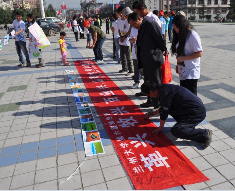 7��19�����m�ݴ�W(xu��)�����þGɫ�I(y��ng)����ף�������οh�����V��(ch��ng)���չ�_���_�I(y��ng)�xʽ���I(y��ng)�T��ͨ�^�·f�����w����(b��o)�͈DƬ���ڏV��(ch��ng)�������������S��������P(gu��n)ע�c�v�����D�������ڗl�����������Լ��ĺ����͸�����