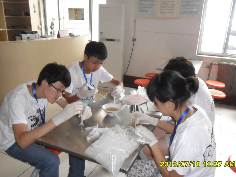 7��27�������ϴ�W(xu��)���YԴ�ɡ��������(hu��)��(sh��)�`���(du��)���_(d��)��һ��(g��)��(sh��)�`�ء����ĳ����(du��)�T���R��ͣ��ǰ����һ��(g��)ȡ���c(di��n)�M(j��n)��ȡ�ӹ������D���(du��)�T��?c��)ڌ?00ml�Ę�Ʒ�b�M(j��n)20��(g��)С������ԇ��ƿ����