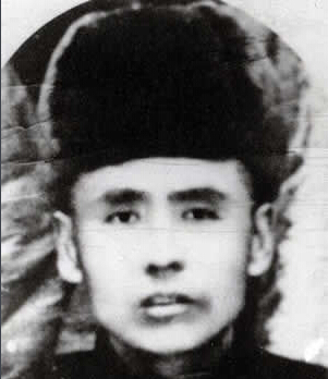 ���F÷��1893��1934�����������|����Ϫ��1931��10����Ѯ�����F÷�������|�������l(w��i)܊�����ڵ��|���P����ᶎr���f��һ�����(d��ng)��1932��3�£��|���񱊿��վȇ���(hu��)ί�����F÷��|�����x��܊��28·܊˾����1934��5��30���������F÷����͢�o���I(l��ng)�Ăα��°����(du��)���@��1934��9��28��ҹ�����F÷����܊�ٰ�񽵟oЧ�±�������1935�깲�a(ch��n)�h�l(f��)���ġ���һ���ԡ������Q���ǡ���ȇ������|������Ӣ�ۡ���1988�걻׷�J(r��n)�������ʿ��2014��9��1���������������������ĵ�һ��300����������Ӣ�Һ�Ӣ��Ⱥ�w�����