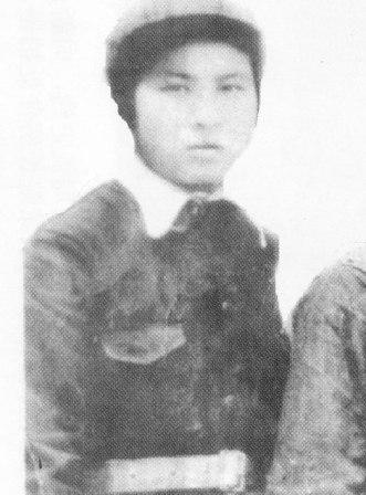 ����أ�1920��10 �������F��ʡ���x�h����1938�꣬������c�M(j��n)��ͬ�W(xu��)���Ӱ��M(j��n)���Ї�(gu��)������܊����W(xu��)�W(xu��)��(x��)�����I(y��)�󱻷ֵ�����2��У���l(w��i)�B��(d��ng)�ĕ������g��s�ؼ����Ї�(gu��)���a(ch��n)�h��1943��4��5 �����ձ��ۇ�(gu��)���x��(du��)���|�������ո���(j��)���M(j��n)�С���ʎ�����������е���������D(zhu��n)��;���⵽��܊�ķ�������������ħ������Ѻ;�У����v����������(f��)��ץס��(y��n)�̱ƹ���������(ji��n)ؑ����, �]����¶������������߳�ŭ����܊�������ؚ��ᚢ����