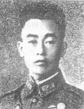 ����t��1905��9�������F��ʡ�󲨿h����1926���������S��܊�ٌW(xu��)У��5�ڲ����ƌW(xu��)��(x��)��1937�꣬����t�����ʲ�������������������(zh��n)��ؓ(f��)؟(z��)���ؼζ�һ�������˔��˶���M(j��n)����������(hu��)��(zh��n)�󣬗���t�����ʲ��D(zhu��n)�Ƶ����(y��ng)֮����(zh��n)���_ʼ�Γ����(d��ng)����܊�{(di��o)����(y��u)��(sh��)������������t�c������ʿ�����ڽ��u�I(l��ng)������t��������ʿ���c��܊����(zh��n)������ҹ�� 1939��2��������t�����ʲ�������𣨲����䣨������·������܊�������Ď��F(tu��n)����(zh��n)�У����ұ���������������ѳ��(gu��)��