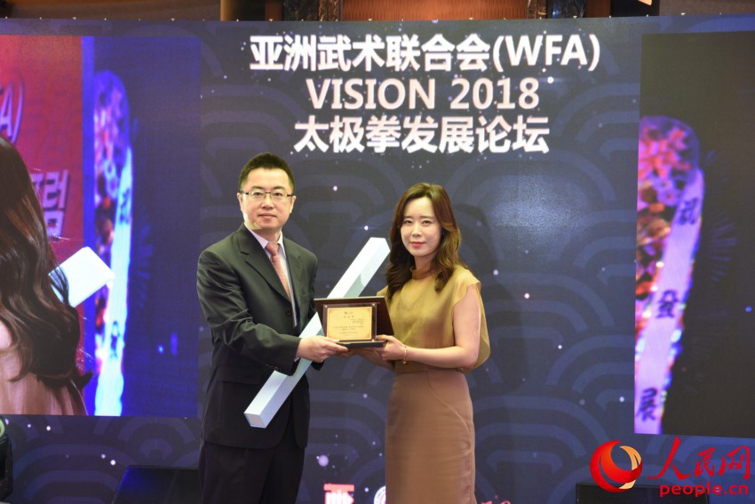 周玉波總經(jīng)理向中國貿(mào)促會駐韓國代表處首席代表楊曉軍頒發(fā)了感謝牌。裴埈基攝