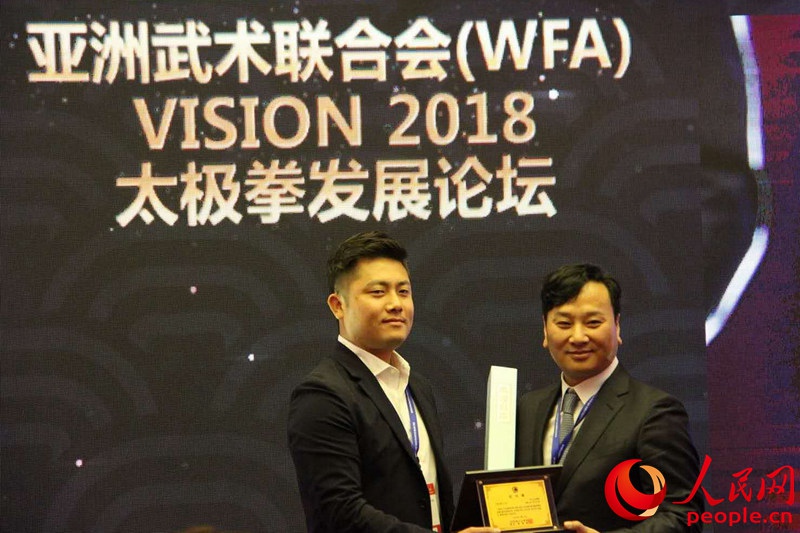 樸昶范會(huì)長(zhǎng)向納諾電子化學(xué)公司總經(jīng)理沈益滸授予了感謝牌（副總經(jīng)理崔龍代替領(lǐng)獎(jiǎng)）。