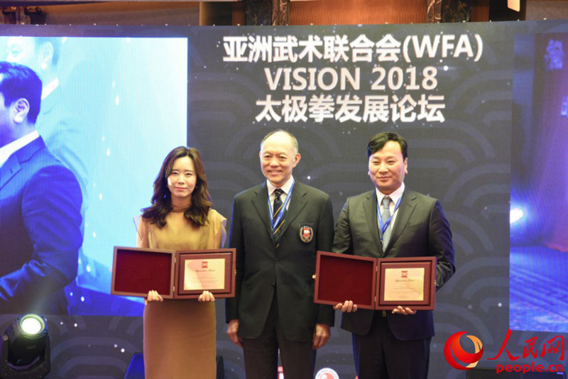 霍震寰主席向周玉波總經理和樸昶范會長頒發(fā)了功勞獎。裴埈基攝