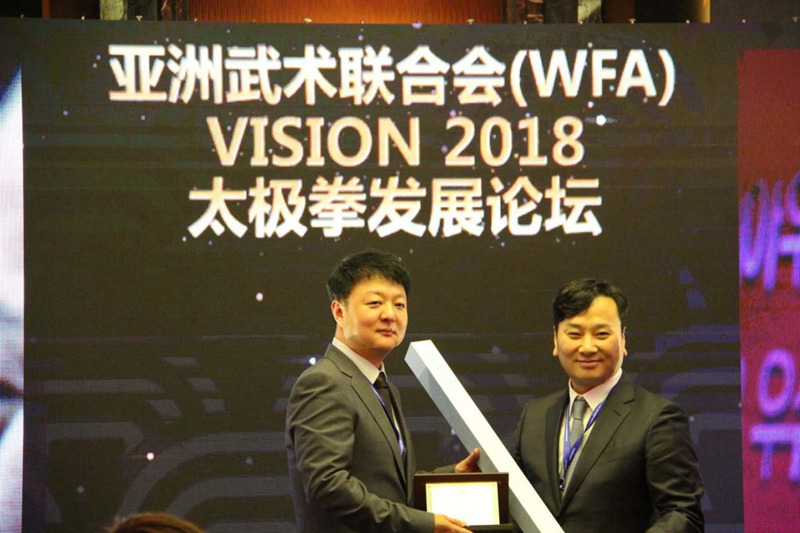 樸昶范會(huì)長(zhǎng)向納諾生物制劑公司總經(jīng)理鄭尚熏授予了感謝牌。