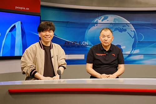 電影頻道節(jié)目中心副總編輯王平久（右）、音樂(lè)制作人常石磊（左）做客人民網(wǎng)。人民網(wǎng)記者 皇甫萬(wàn)里 攝