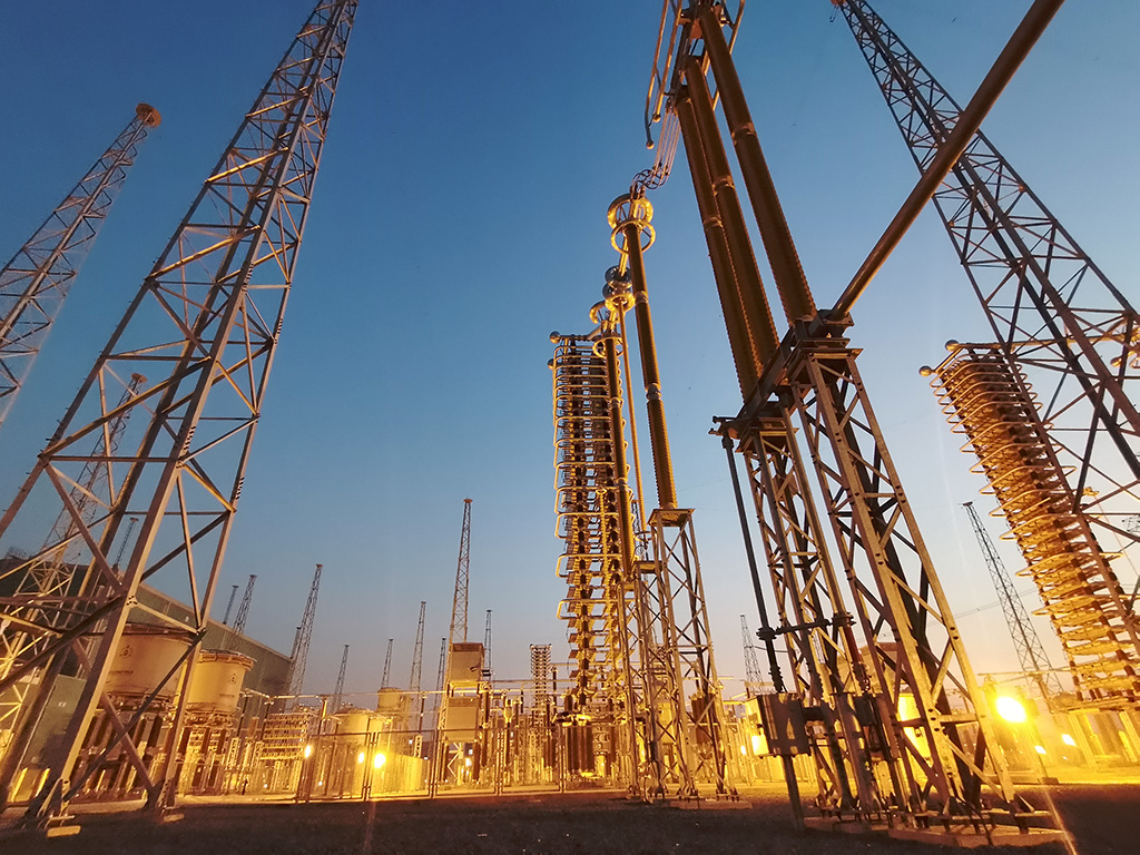 ±660kV巴基斯坦默蒂亞里-拉合爾（默拉）直流輸電項(xiàng)目拉合換流站夜景。（國(guó)家電網(wǎng)供圖）