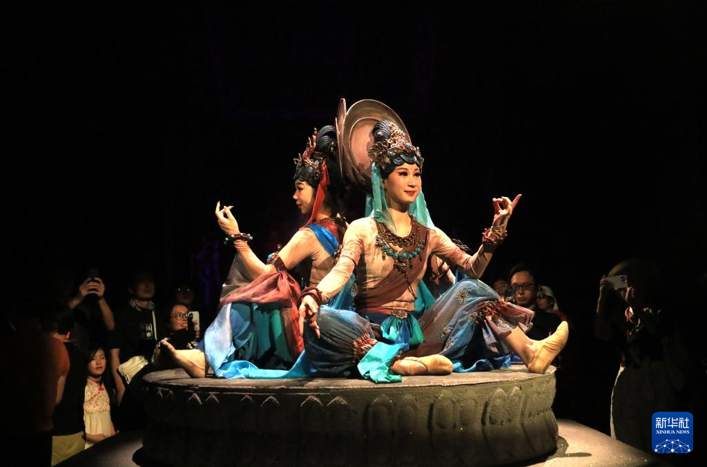 8月5日晚，游客在甘肅省敦煌市觀看大型洞窟式沉浸體驗劇《樂動敦煌》。 新華社發(fā)（張曉亮 攝）