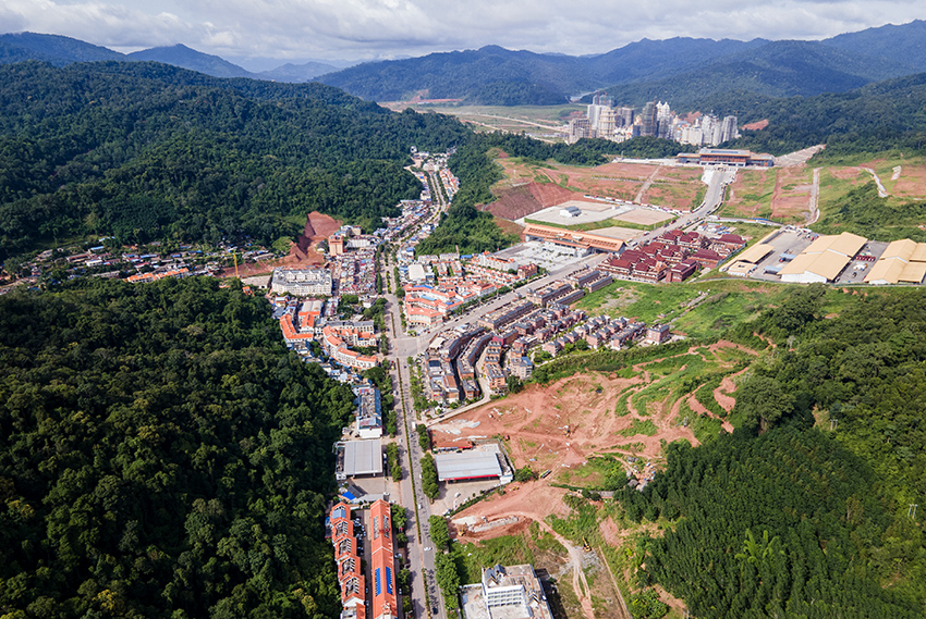 磨憨口岸俯瞰，右前方高層白色建筑群為老撾境內(nèi)。人民網(wǎng)記者 符皓攝