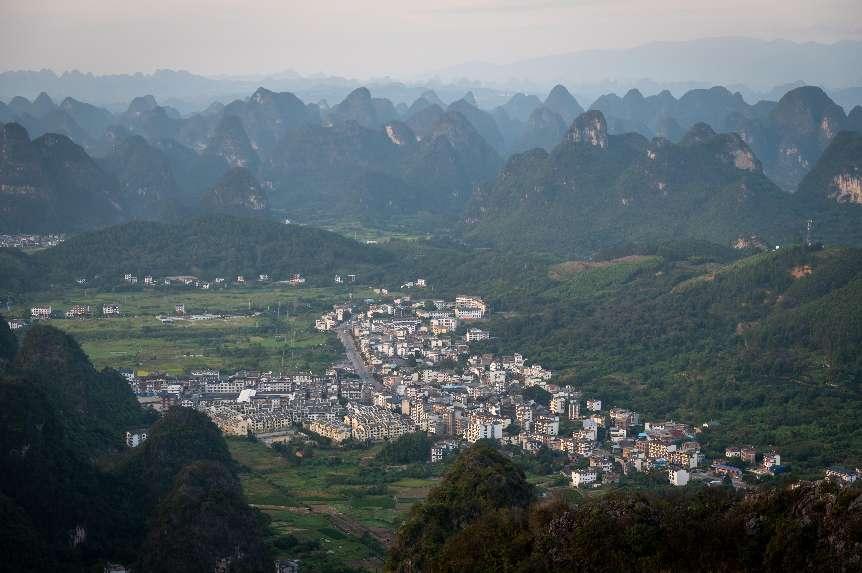 廣西層巒疊嶂，郁郁蔥蔥。 人民網(wǎng) 嚴(yán)立政攝