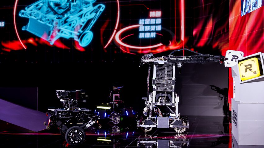 武漢工程大學(xué)大學(xué)生們帶來的機(jī)甲大師對(duì)抗比賽。主辦方供圖