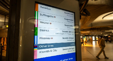 英國(guó)倫敦地鐵停電致多條線(xiàn)路停運(yùn)