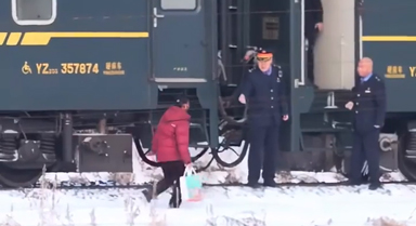 這輛綠皮火車，一個人也會等