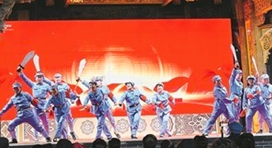 古戲臺(tái)前征兵忙