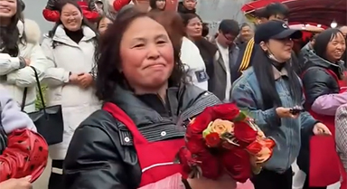 這一幕好暖！伴郎將手捧花送給媽媽